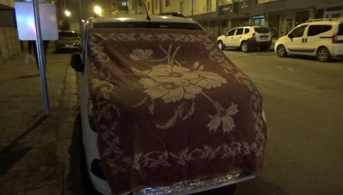 Kars'ta araçlara halılı soğuk önlemi Kars'ta araçlara halılı soğuk önlemi