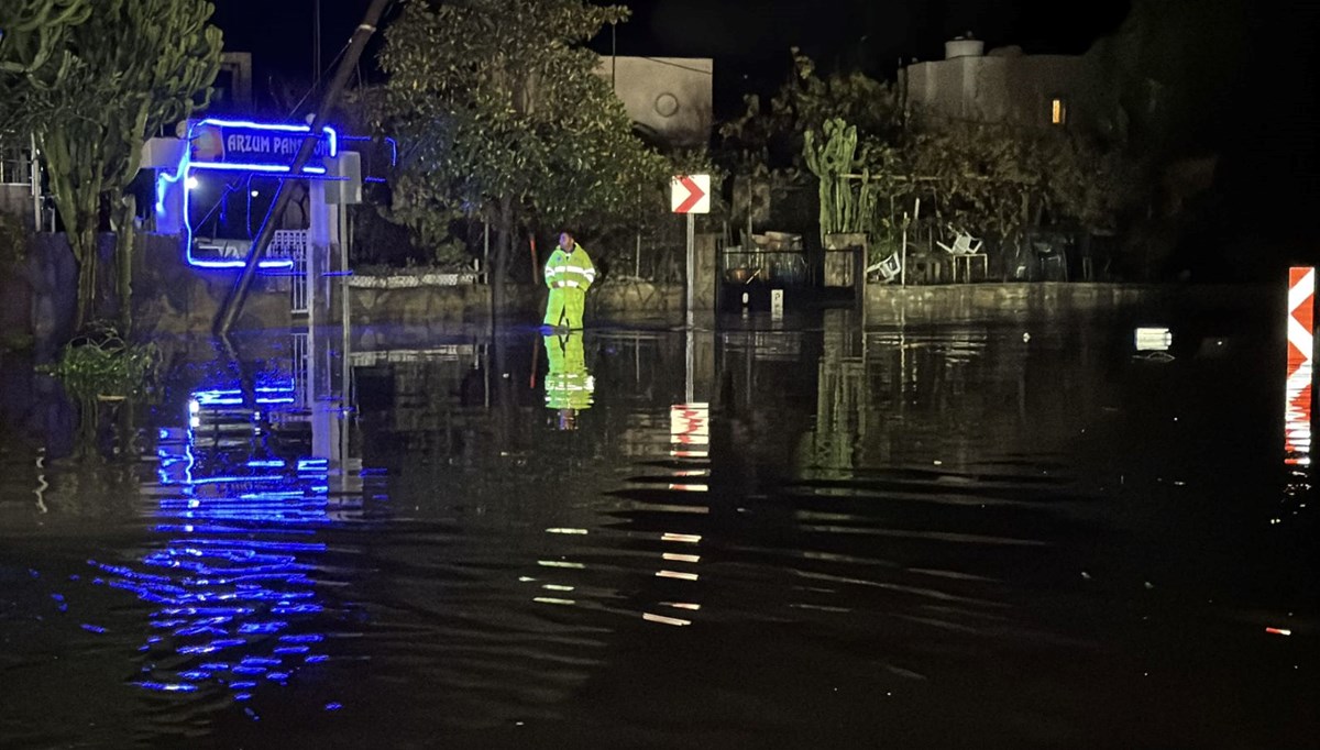 Bodrum'da sağanak etkili oldu: Dereler taştı, yollar trafiğe kapandı