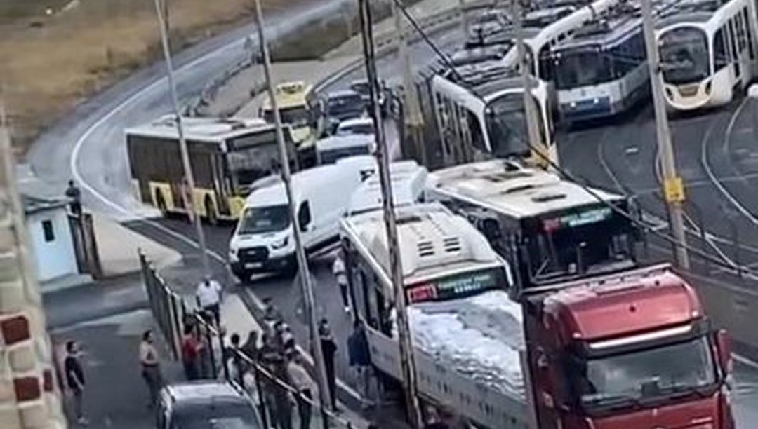 İETT otobüsü TIR'a çarptı: Yaralılar var