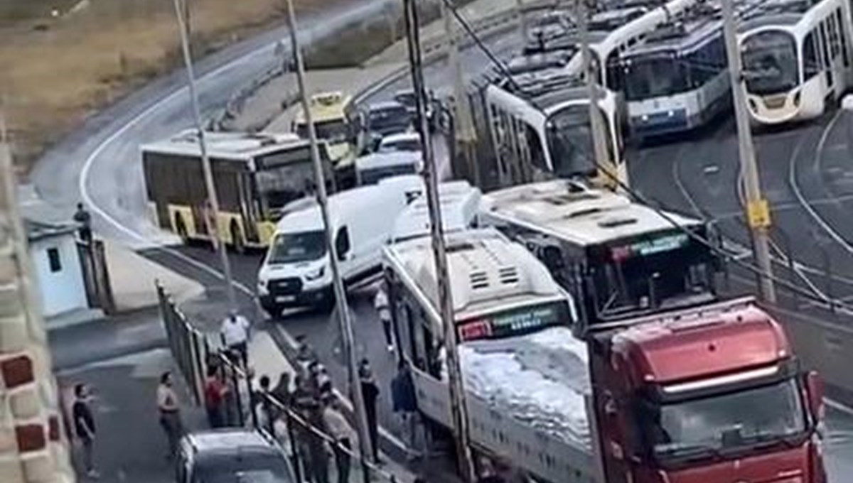 İETT otobüsü TIR'a çarptı: Yaralılar var İETT otobüsü TIR'a çarptı: Yaralılar var