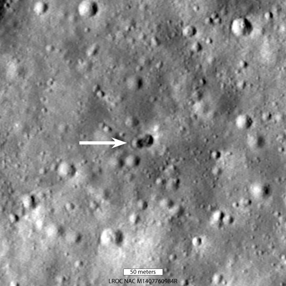 Ay'a çarpan roket dev krater oluşturdu - 1