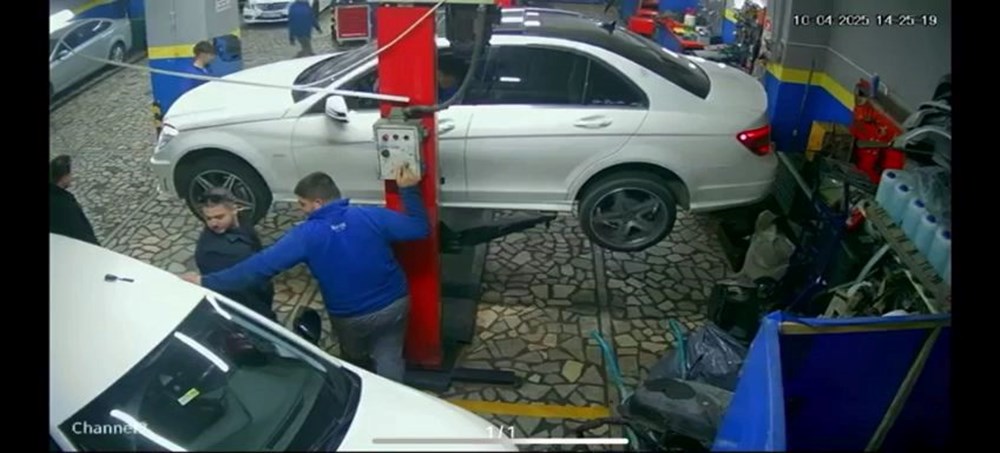 Otomobil servisinde feci ölüm: 2,5 tonluk aracın altında kaldı - 2