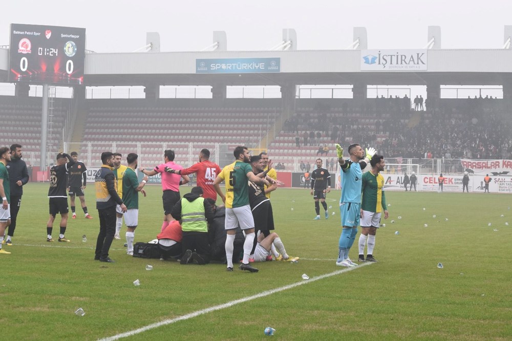 Batman Petrolspor-Şanlıurfaspor maçı saha olayları nedeniyle tatil edildi - 6
