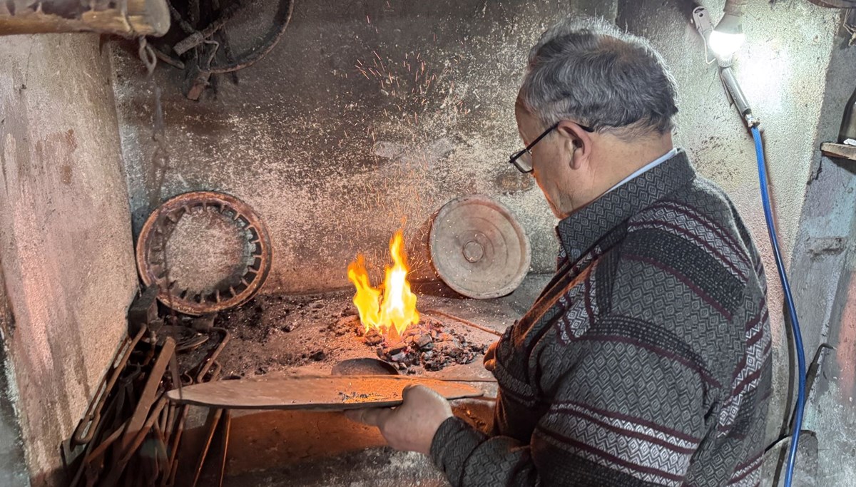 Baba mesleğini 20 metrekarelik dükkanda yaşatıyor