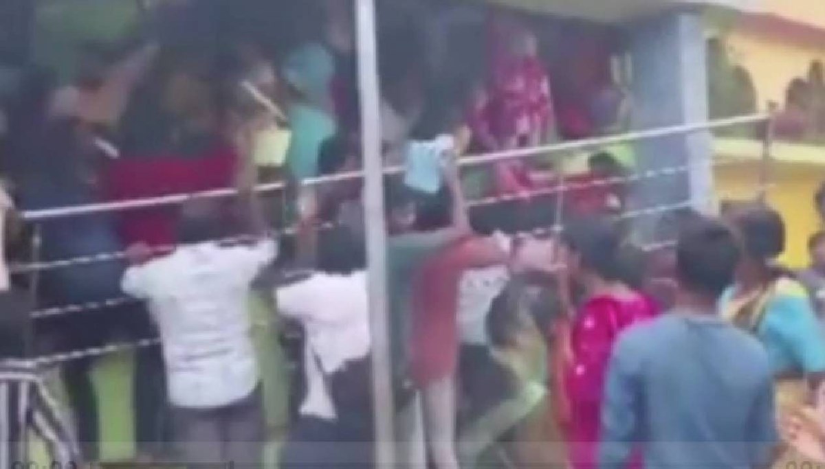 Hindistan'da tapındakta izdiham