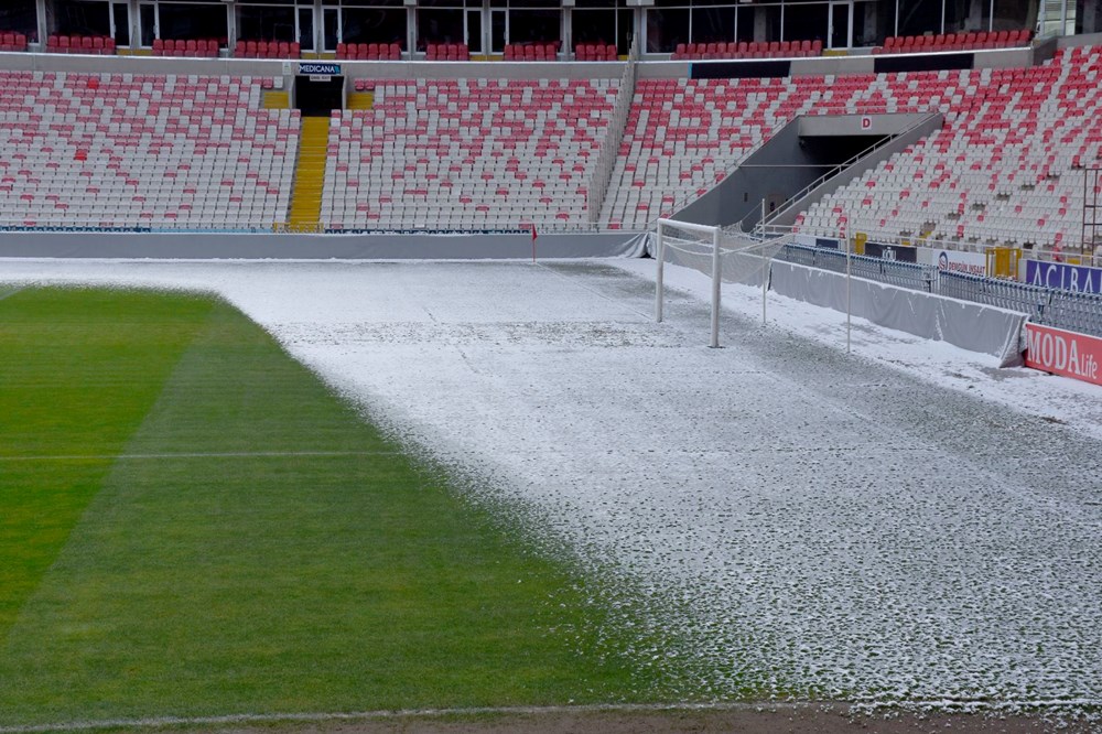 Sivasspor-Fenerbahçe maçı öncesi stadyum tabanı kısmen karla kaplandı 76