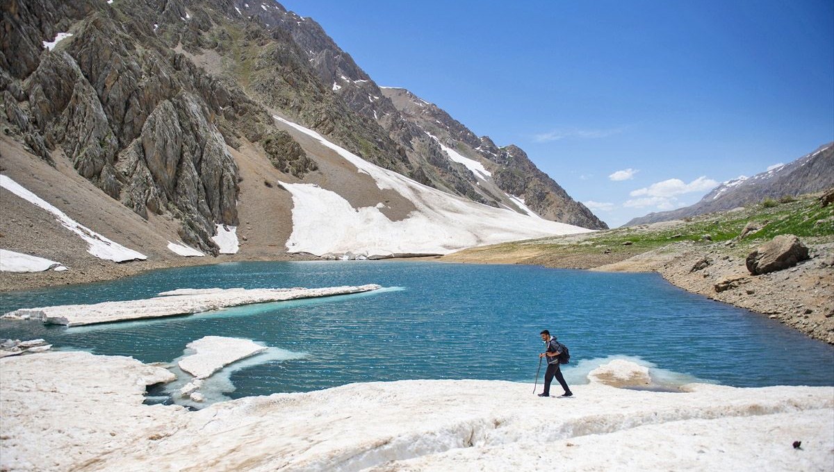 Tunceli'nin buzul gölleri eşsiz güzellikleriyle doğa tutkunlarını cezbediyor