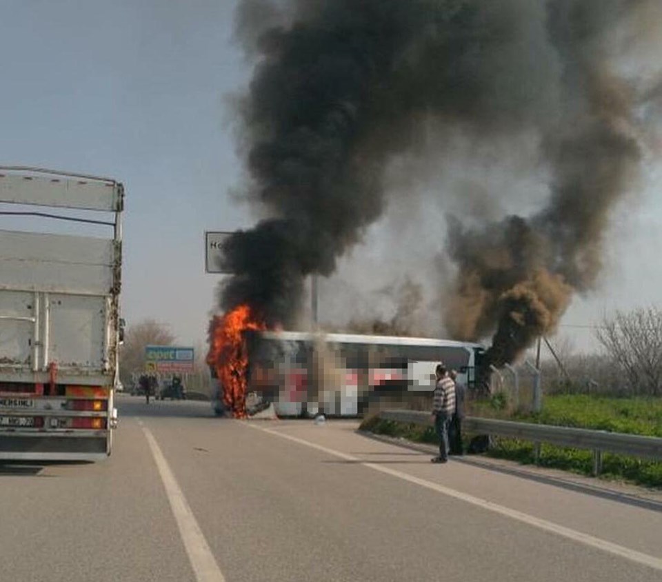 Manisa'da yolcu otobüsü yandı - 1