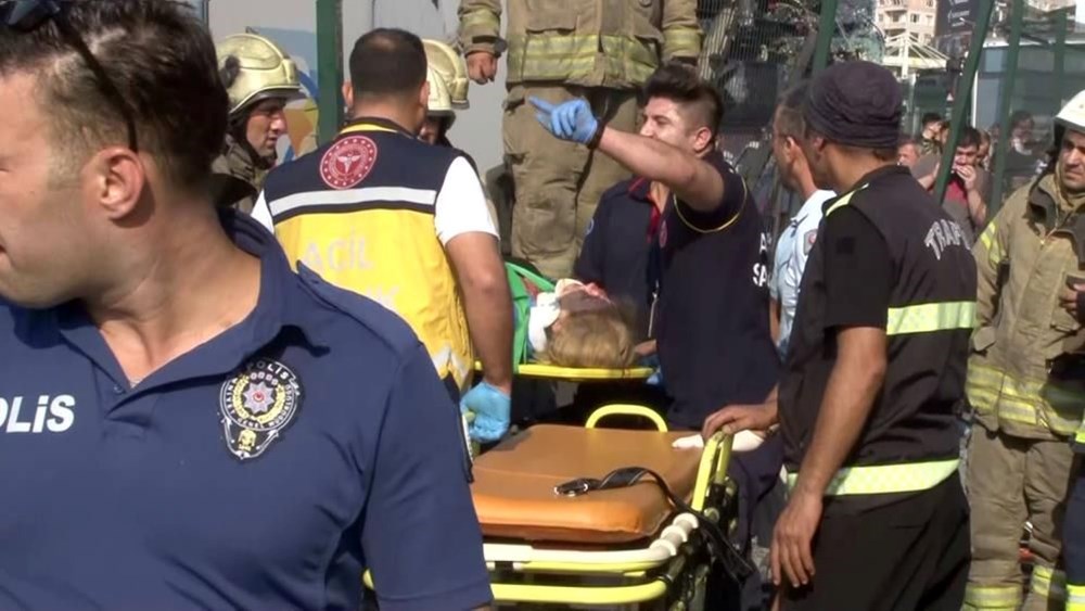 تركيا اليوم وفاة شخص وإصابة 38 اثنان منهم في حالة خطيرة، جراء حادث تصادم حافلتي مترو بوس (صور) خبر عاجل: حادث المتروباص في كوتشوك شكمجة: قتيل واحد و 38 جريحا و 2 خطيران - 5