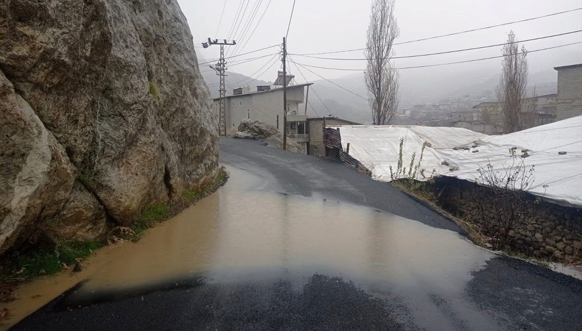 Hakkari'de karla karışık yağmur etkili olmaya başladı