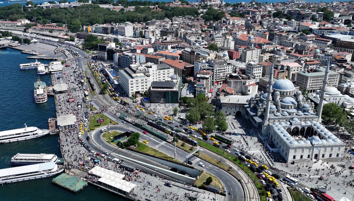 Sıcak havaya rağmen meydanlar doldu