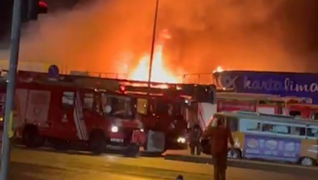 İstanbul'da balıkçı barınağı yangını: Dört restoran kül oldu