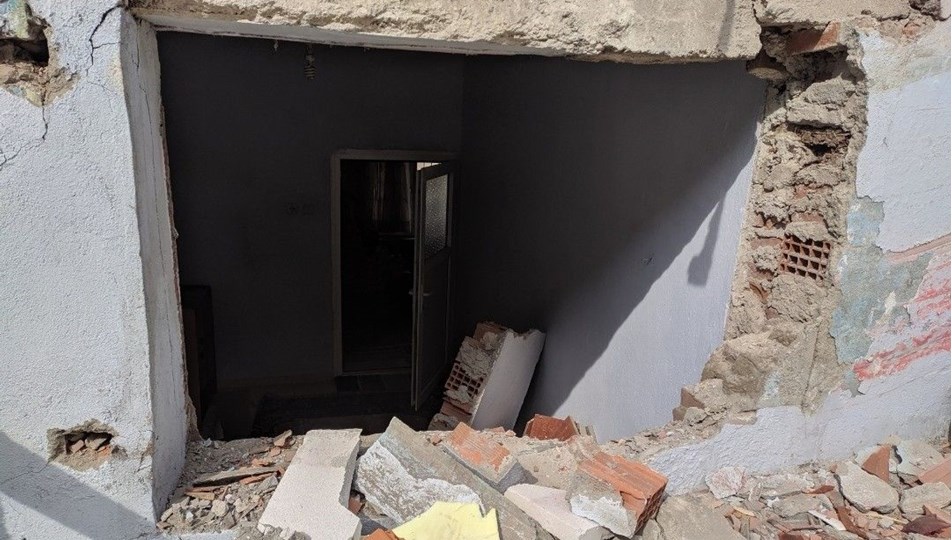 izmir de otobus iki eve carpti 6 kisi yaralandi