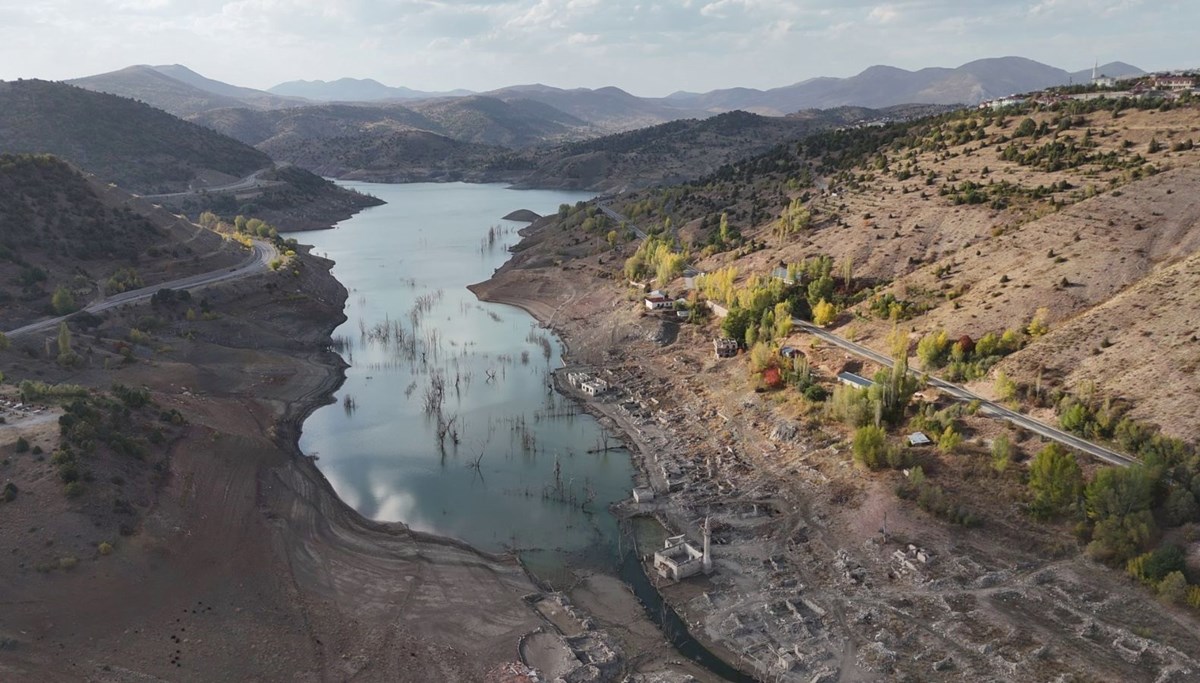 15 yıldır sular altında kalan köy tamamen ortaya çıktı
