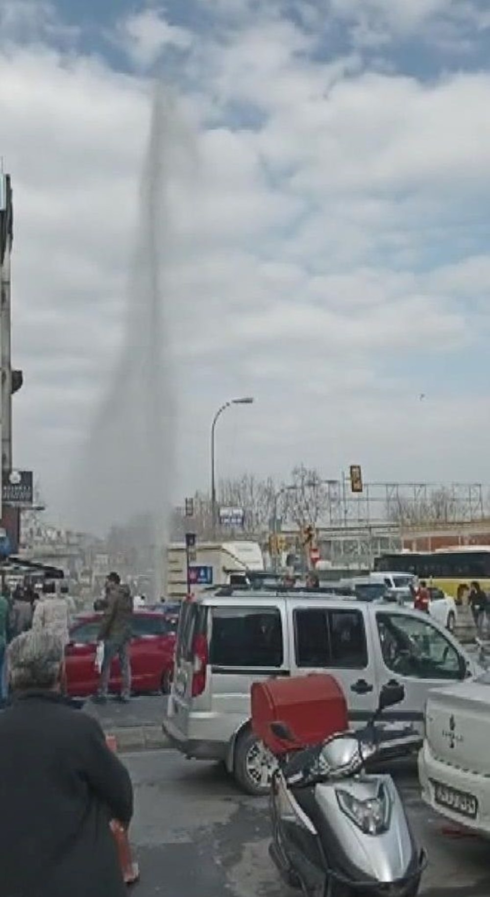 Eminönü'nde su borusu patladı - 1