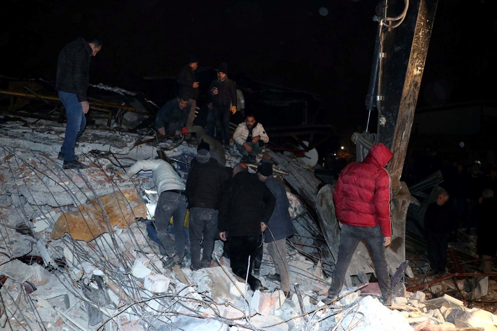 Enkaz altındakiler için zamana karşı yarış - 27