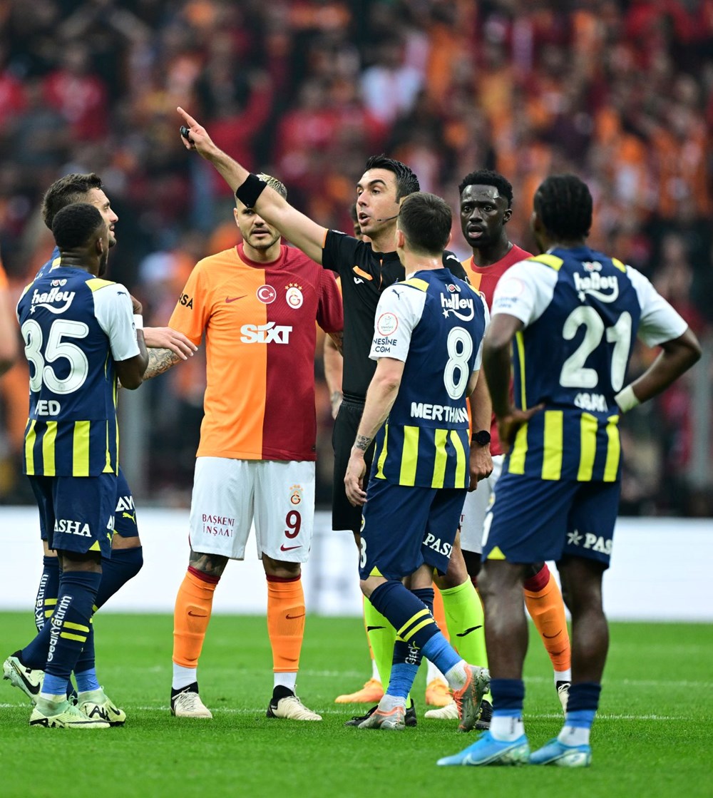 Fenerbahçe, derbide Galatasaray'ı yendi: Süper Lig'de şampiyonluk son haftaya kaldı - 23