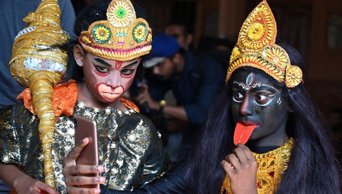 Hindistan'da Gajan Festivali coşkuyla kutlandı Hindistan'da Gajan Festivali coşkuyla kutlandı