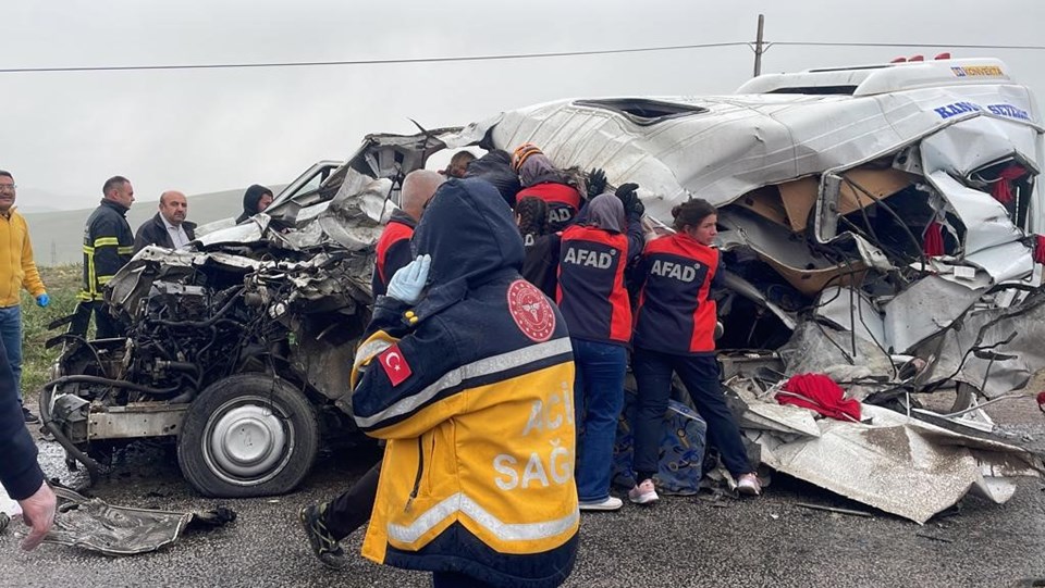 Sivas'ta TIR ve minibüs çarpıştı: 5 ölü, 2 yaralı - 1