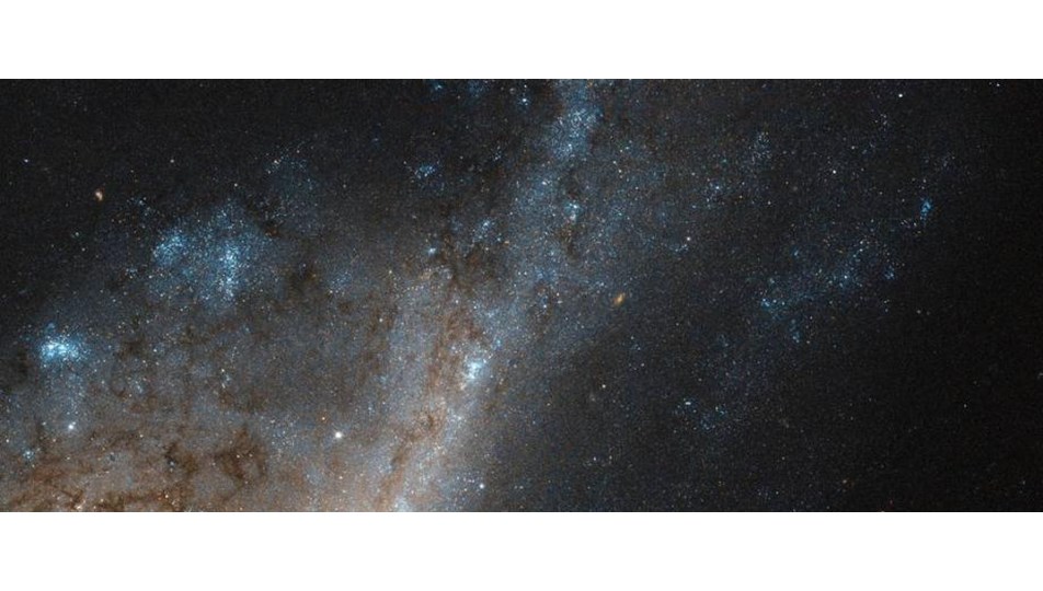 Hubble, Başak Takımyıldızı'nda "yıldız yağmuru galaksisi" keşfetti
