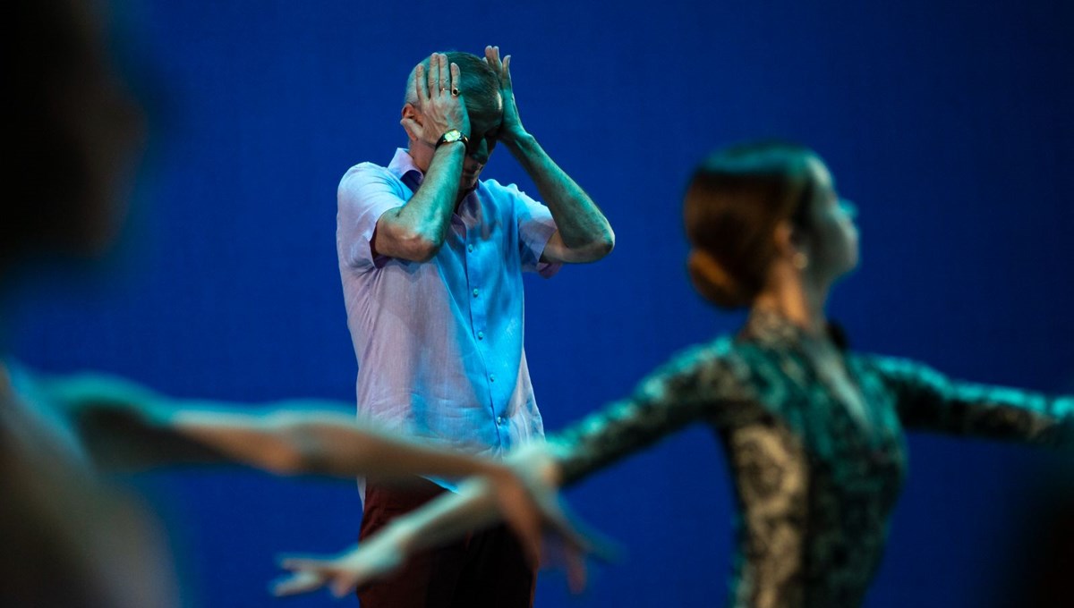 Bolşoy Bale Grubu'nun dansçısı, dekorun altında kalarak sahnede hayatını kaybetti