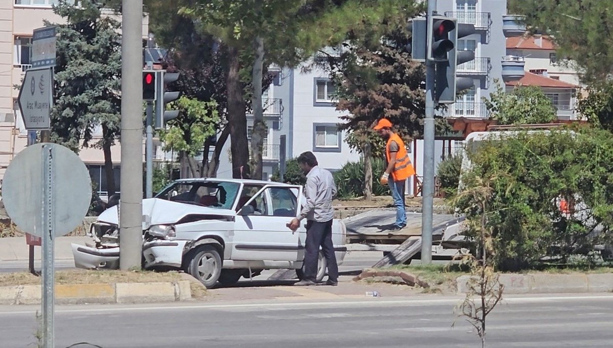 Sinop'ta otomobil aydınlatma direğine çarptı Sinop'ta otomobil aydınlatma direğine çarptı