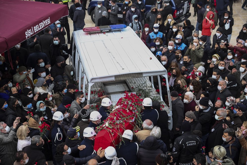 USTA OYUNCU FATMA GİRİK SON YOLCULUĞUNA UĞURLANDI... Usta oyuncu Fatma Girik son yolculuğuna uğurlandı - 16