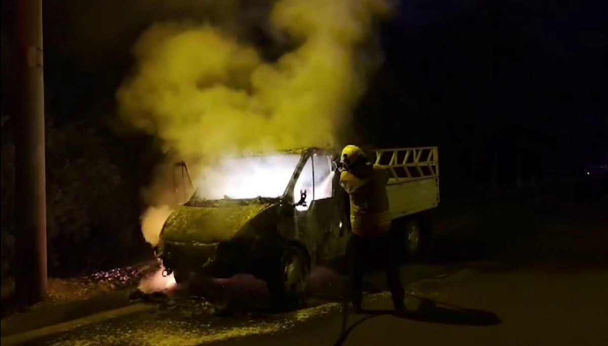 Kamyonet alev alev yandı