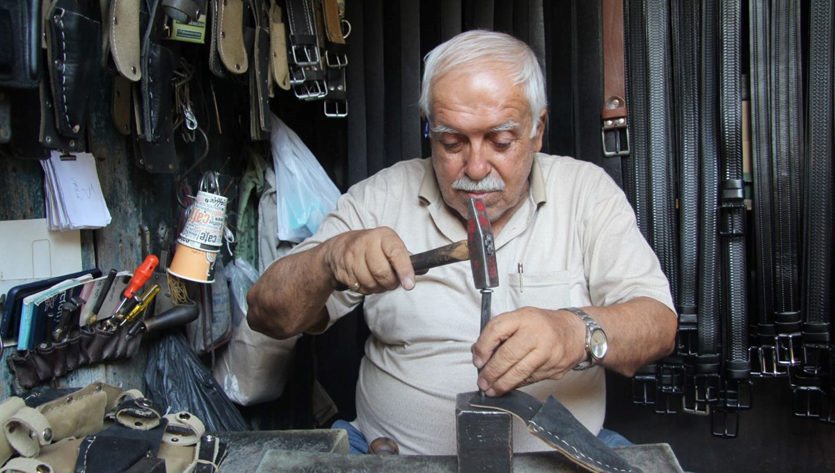 60 yıldır baba mesleğini yaşatıyor: Sığır derisinden kılıflar yapıyor 60 yıldır baba mesleğini yaşatıyor: Sığır derisinden kılıflar yapıyor