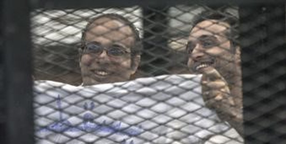 Mısırlı aktivistler Ahmed Maher ile Ahmed Doma Kahire'de mahkeme salonunda.
