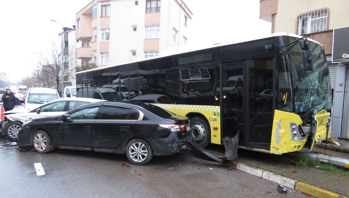 İETT otobüsü park halindeki 5 araca çarptı İETT otobüsü park halindeki 5 araca çarptı