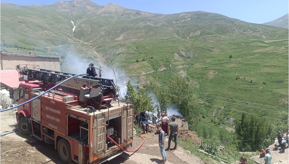 Van'da evde çıkan yangında bir çocuk hayatını kaybetti