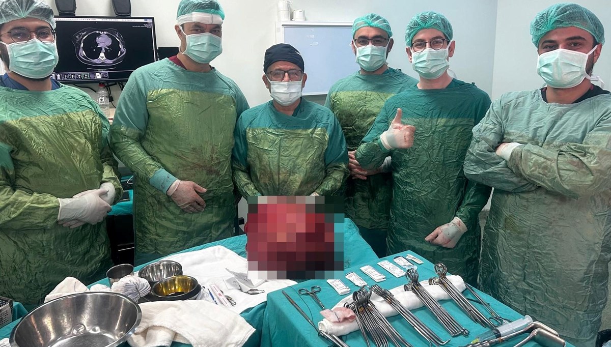 Karnından 13 kiloluk kitle çıkarıldı