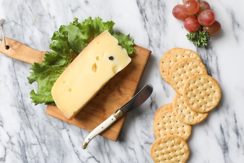 Bilim insanları: Kemik erimesini önlemek için Jarlsberg peyniri yiyin - 2