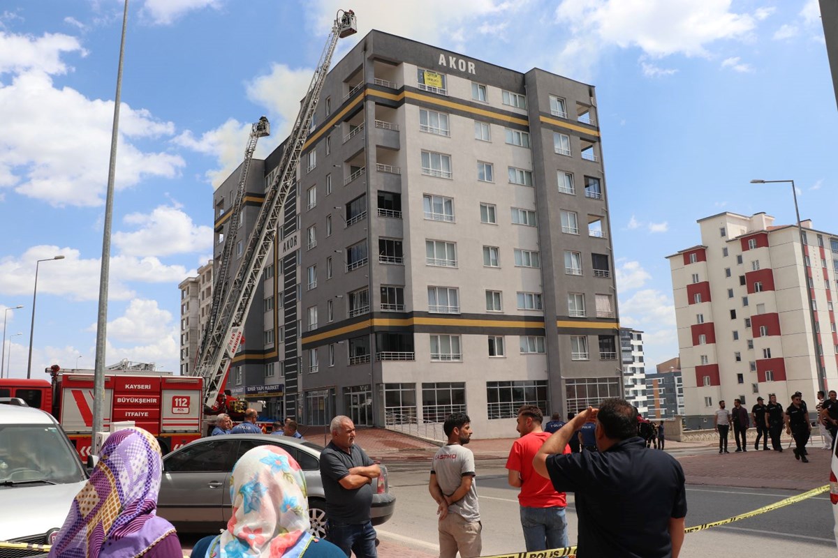 Kayseri'de korku dolu anlar: Çatıdaki alevlerin arasından itfaiye sepetine atladı