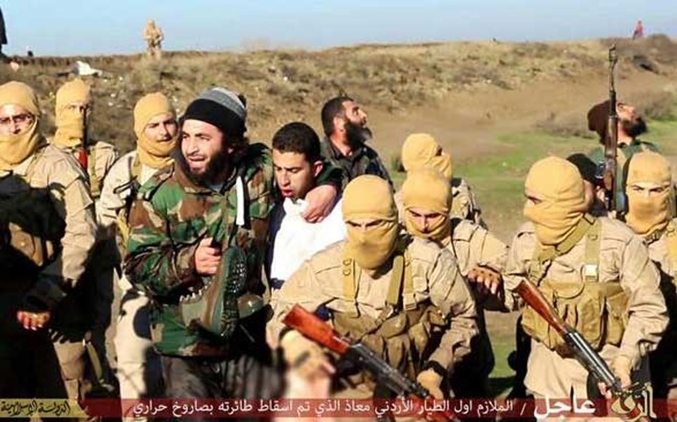 Terör örgütü IŞİD savaş uçağı düşürdüğünü ve Ürdünlü pilotu esir aldığını ileri sürdü. 

