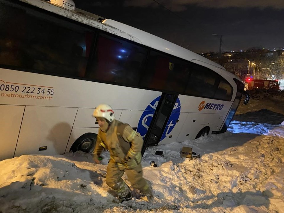 Sancaktepe’de yolcu otobüsü buzlanan yolda yan yattı - 2