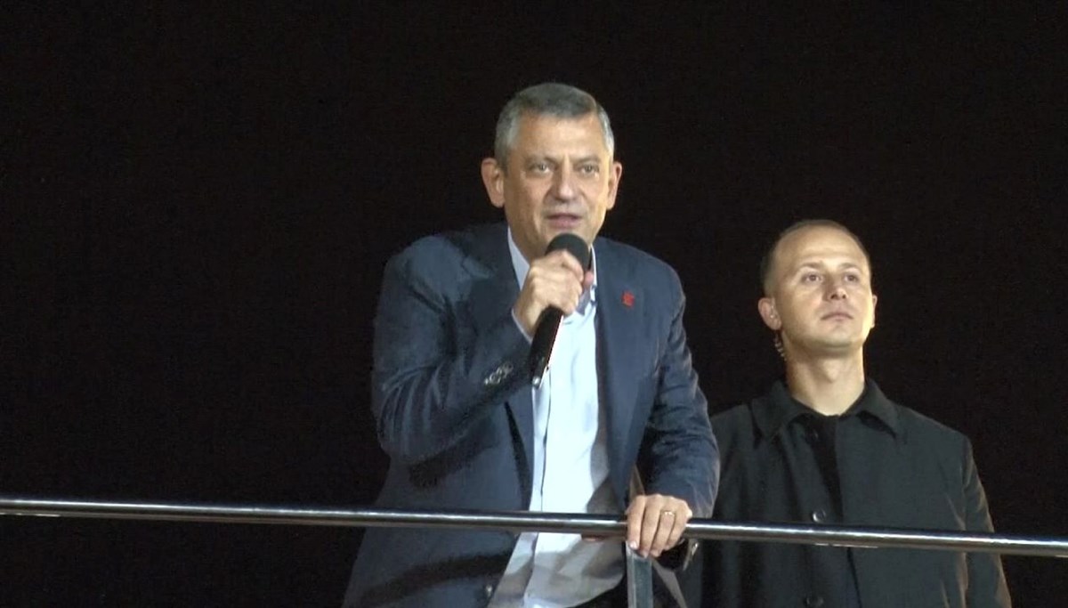 Özgür Özel Sarıyer'de konuştu Özgür Özel Sarıyer'de konuştu