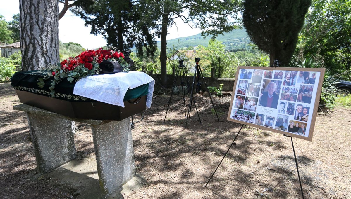 Korhan Berzeg için cenaze töreni: Kemikleri toprağa verildi Korhan Berzeg için cenaze töreni: Kemikleri toprağa verildi