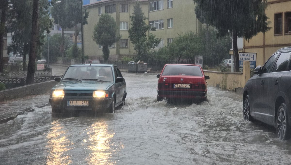 Karabük'te sağanak hayatı felç etti: Yollar dere yataklarına döndü