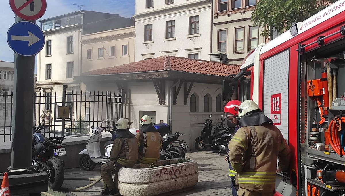 Beyoğlu Belediyesi önünde korkutan patlama: Bina tahliye edildi Beyoğlu Belediyesi önünde korkutan patlama: Bina tahliye edildi