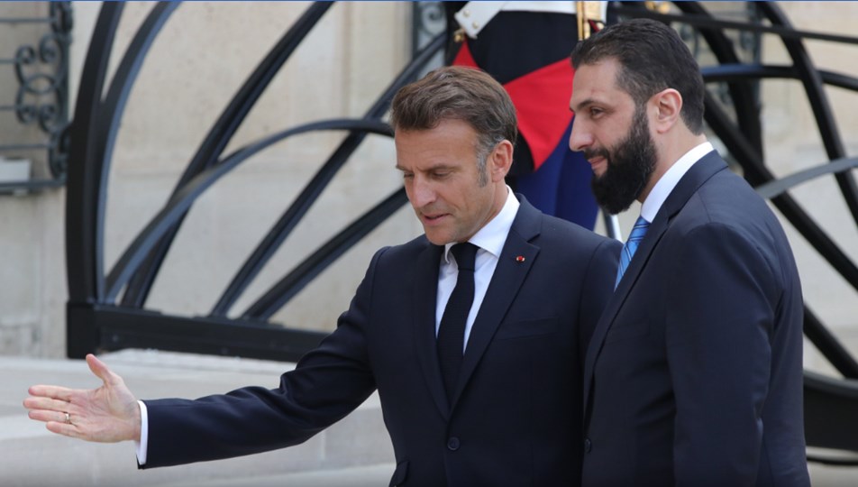 Şara'dan Avrupa'ya ilk ziyaret: Paris'te Macron'la bir araya geldi