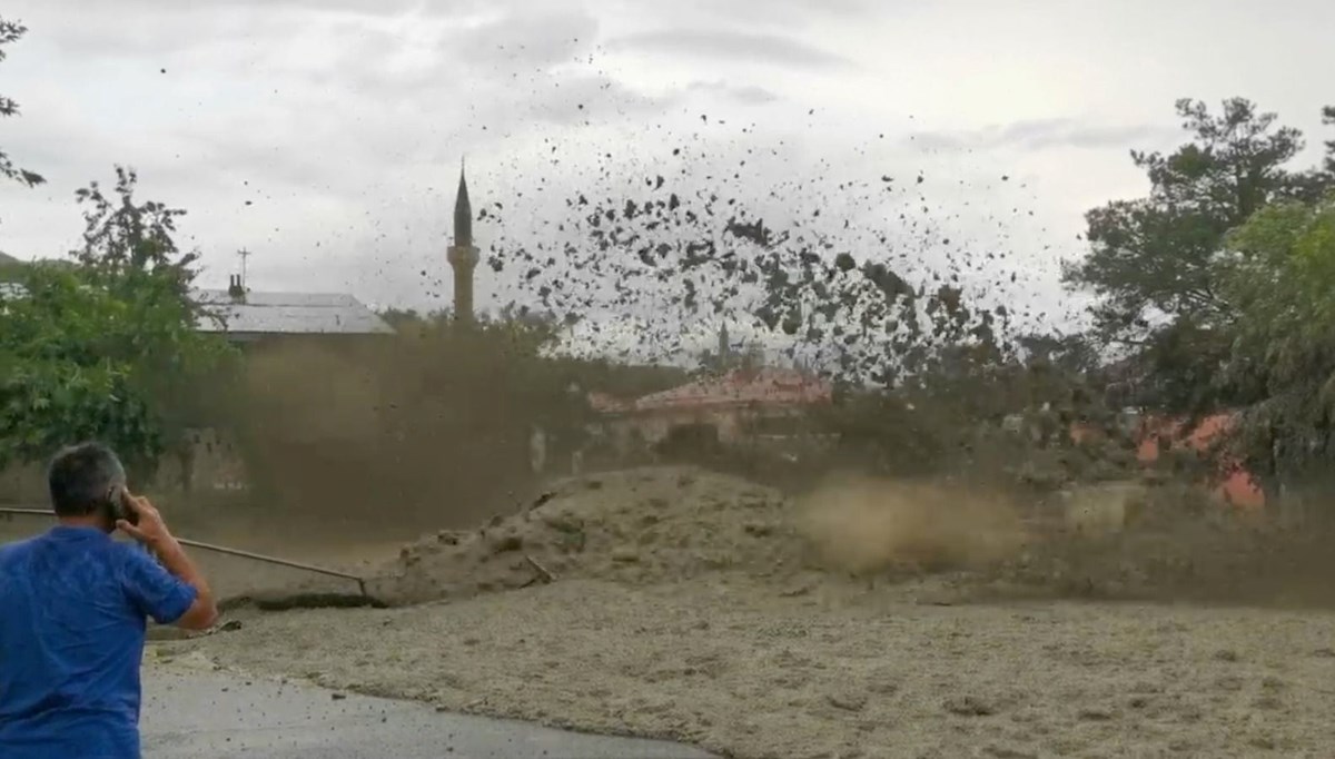 Erzincan’da sağanak sele neden oldu