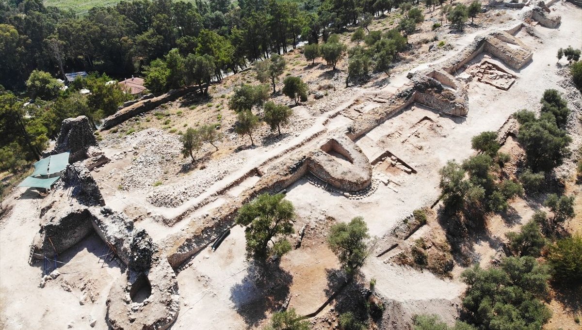 Muğla Akyaka'daki Orta Çağ'dan kalma kale surları gün yüzüne çıkarılıyor