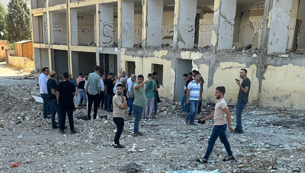 Ağır hasarlı binadan düşen adam yaşamını yitirdi Ağır hasarlı binadan düşen adam yaşamını yitirdi