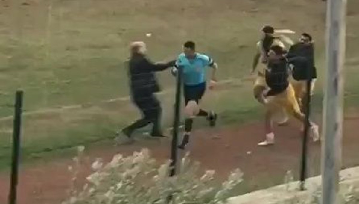 Amatör maçta futbolcu hakeme saldırdı: O anlar kamerada Amatör maçta futbolcu hakeme saldırdı: O anlar kamerada