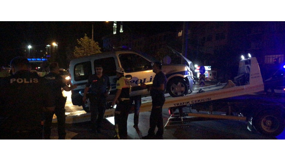 Kırmızı ışık ihlali yapan alkollü sürücü polis aracına çarptı