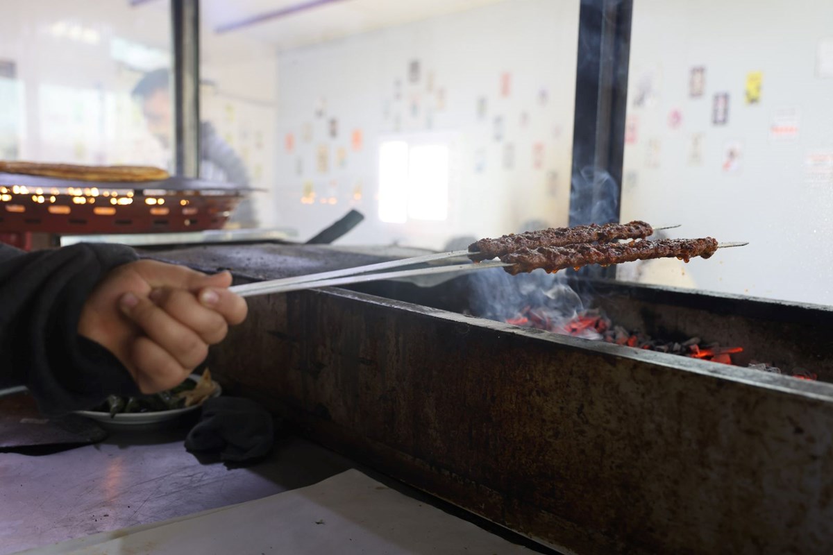 9 yaşındaki Adem herkesin neşesi oldu: "Kebaba gel, ciğere gel" değişiyle yüzleri gülümsetiyor