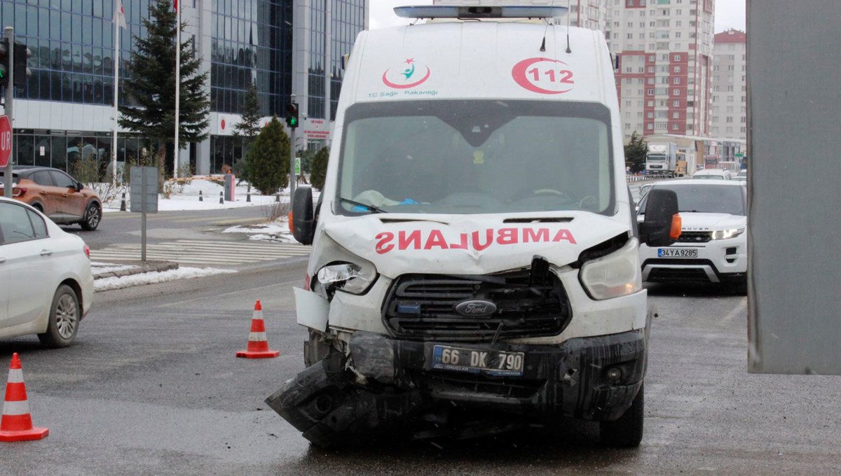 Yozgat’ta ambulans ile otomobil çarpıştı: 2 yaralı