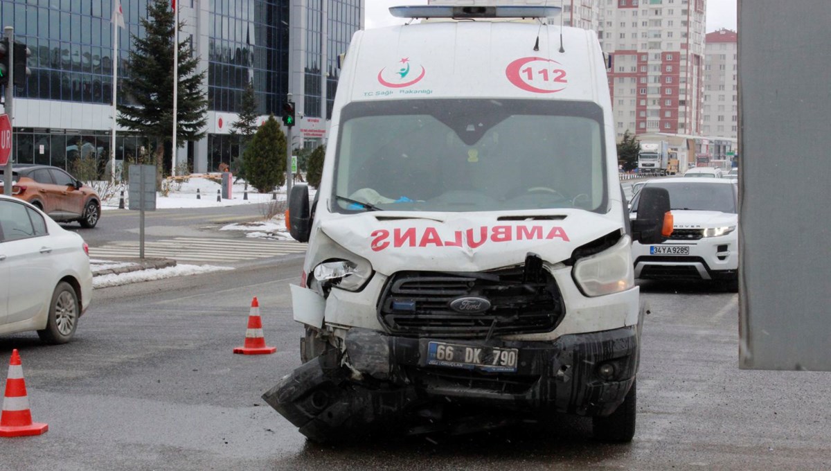 Yozgat’ta ambulans ile otomobil çarpıştı: 2 yaralı Yozgat’ta ambulans ile otomobil çarpıştı: 2 yaralı